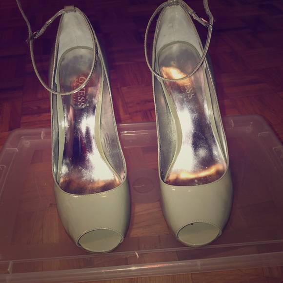 Shiny leather grey Guess pumps - Picture 1 of 2